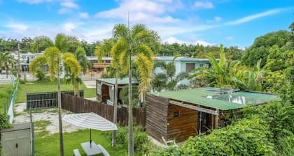 Private plunge pool 3 minutes to local waterfall & nearby Corcega Beach
