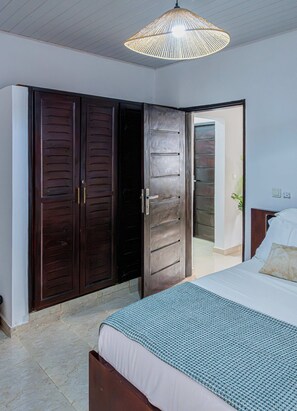 Tabla de planchar con plancha, wifi y ropa de cama