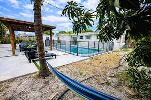 Outdoor pool - TruImageStay 3-bedroom house in Ft Lauderdale 9min from Fort Lauderdale Airport (Fort Lauderdale)