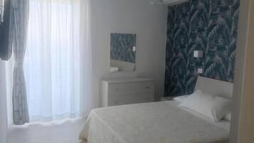Zimmersafe, Verdunkelungsvorhänge, Bügeleisen/Bügelbrett
