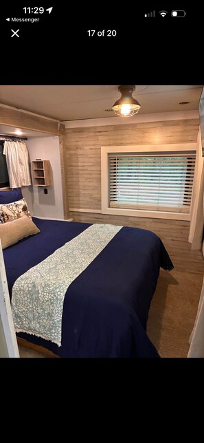 1 bedroom, WiFi, bed sheets - Your escape from reality starts here!! (Lynch Station)
