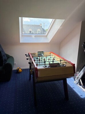 Game room - LOCATION de Vacances proche VANNES House with swimming pool, 3 Bedrooms, sleeps 9 (Saint-Avé)