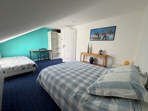 Room - LOCATION de Vacances proche VANNES House with swimming pool, 3 Bedrooms, sleeps 9 (Saint-Avé)