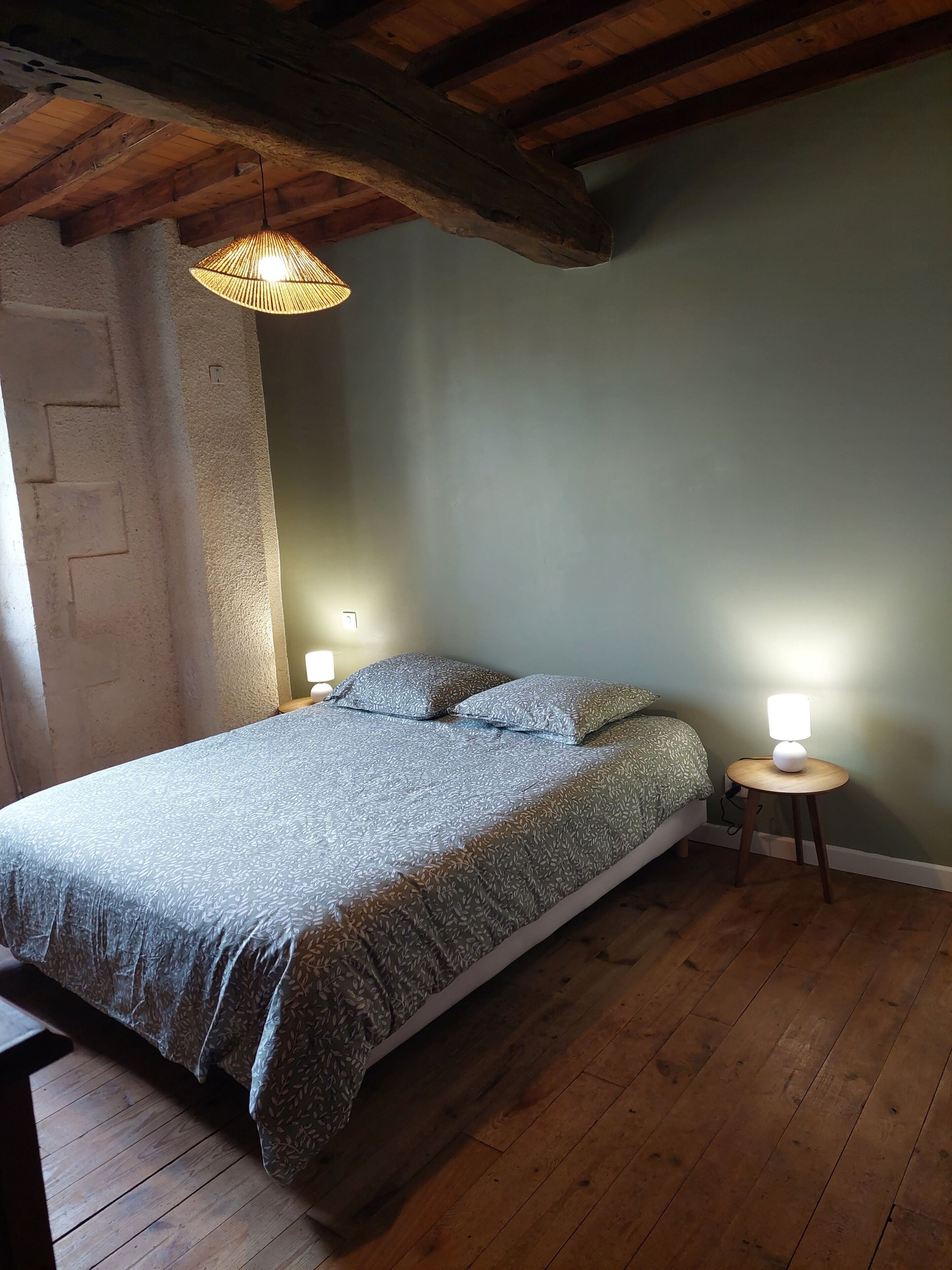 Een strijkplank/strijkijzer, reisbedje, gratis wifi, beddengoed