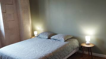 Een strijkplank/strijkijzer, reisbedje, gratis wifi, beddengoed