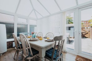 Dining - The Anchorage by Navie Stays (Poole)