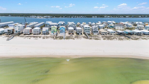 Un hotel sulla spiaggia con edifici a più piani, una spiaggia sabbiosa e vista sull'oceano.