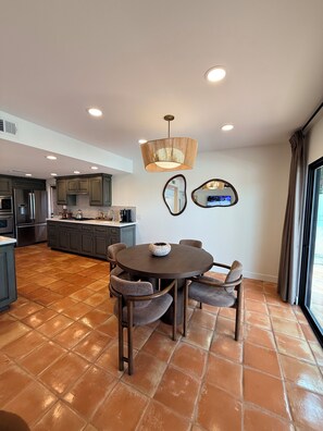 Dining - Newly renovated Palm Desert home just minutes from El Paseo Shopping District. (Palm Desert)