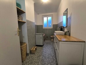 Bathroom - Vrbo Property (Éguzon-Chantôme)