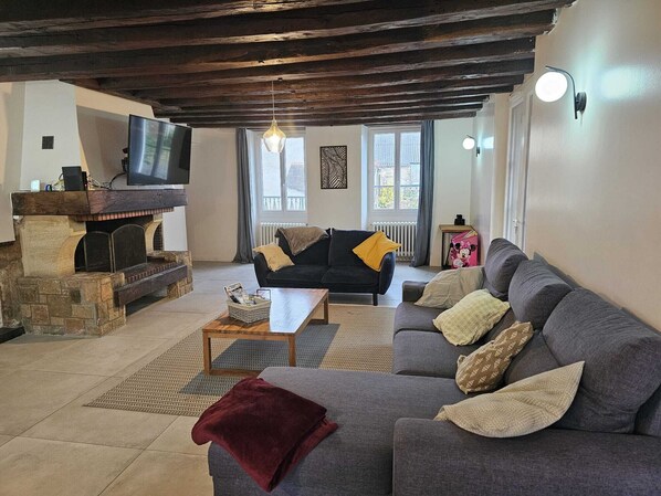 Living area - Vrbo Property (Éguzon-Chantôme)