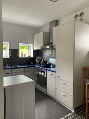 Private kitchen - Top location! Apartment at the foot of the Rhön, forest on the doorstep. Pet friendly! (Dipperz)