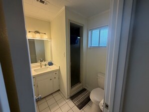 Bathroom - Family-Friendly 3BR/2BA Rental in Nederland (nederland)