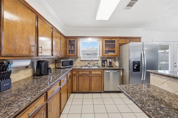 Coffee/tea maker, fridge, microwave, oven