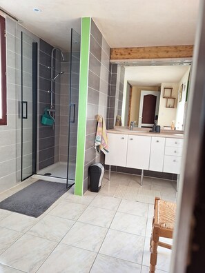 Een douche, een haardroger, handdoeken, toiletpapier