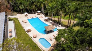 Habitación superior, vistas a la montaña | Piscina | 2 piscinas al aire libre