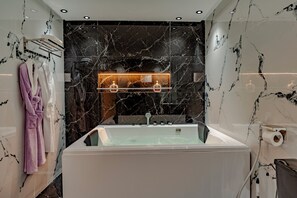 Chuveiro, banheira de hidromassagem, secador de cabelo, bidê