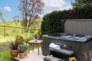 Outdoor spa tub - Lantern House - Historic Coastal Retreat with Hot tub, Sea Views & Garden (Torquay)