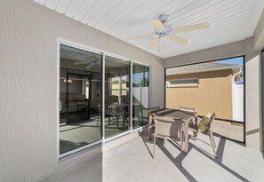 Outdoor dining - Walk to Brownwood! Spacious 3BR | Golfcart + BBQ (The Villages)