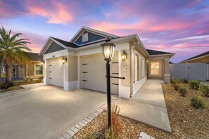 Exterior - Walk to Brownwood! Spacious 3BR | Golfcart + BBQ (The Villages)