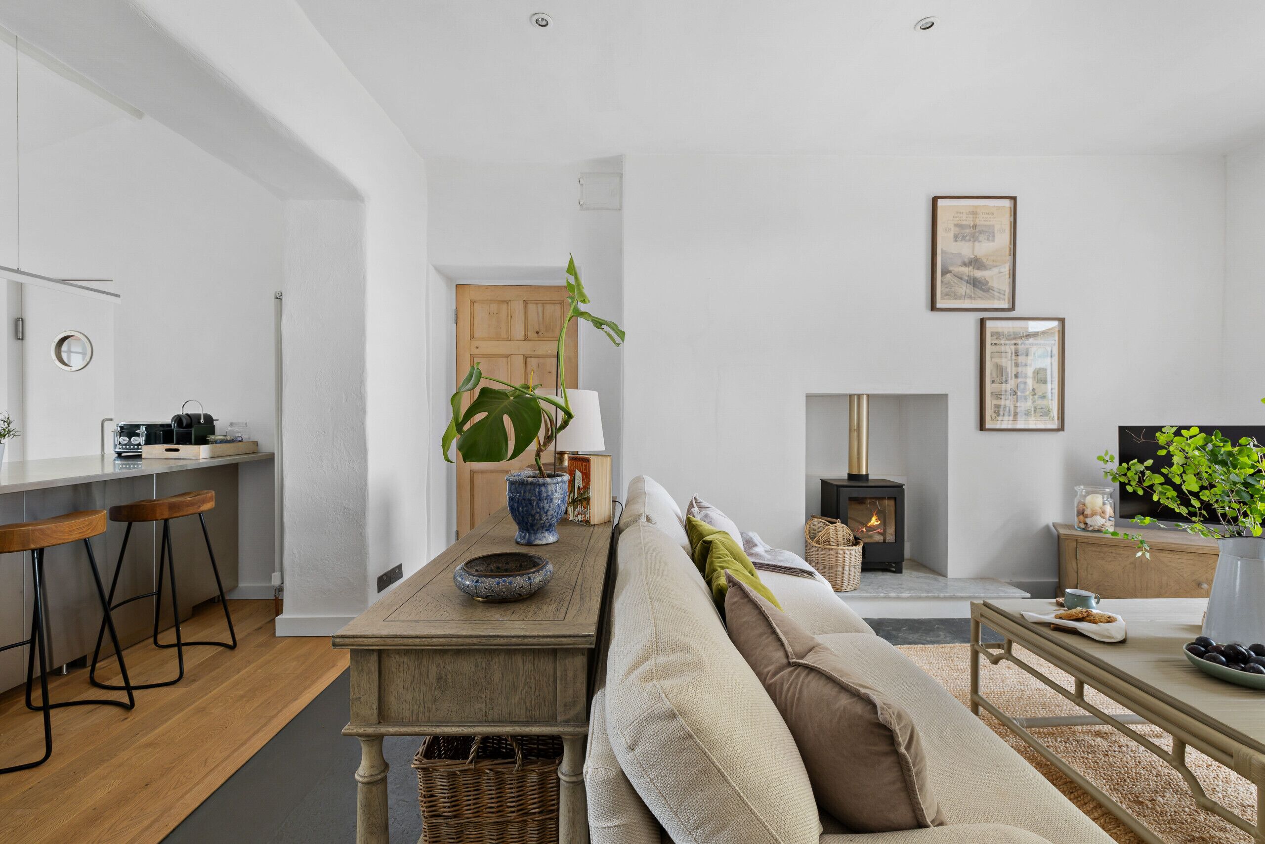 Ein modernes Wohnzimmer mit einer Couch, einem Couchtisch und einem Kamin.