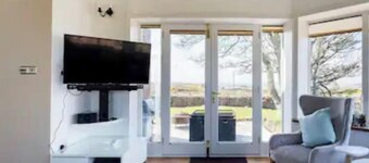 4 Bed House - Sleeps 10 - Pets - Garden - Parking