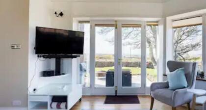 4 Bed House - Sleeps 10 - Pets - Garden - Parking