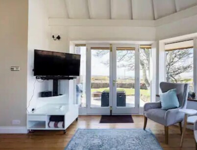 4 Bed House - Sleeps 10 - Pets - Garden - Parking