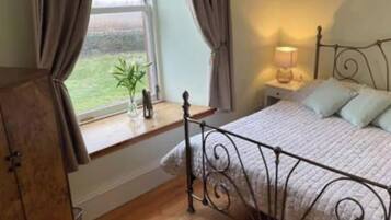 4 bedrooms, iron/ironing board, free WiFi, bed sheets