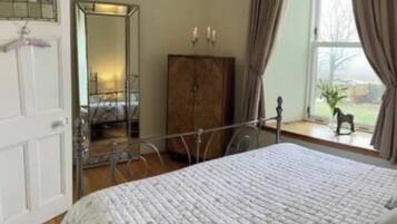 4 bedrooms, iron/ironing board, free WiFi, bed sheets
