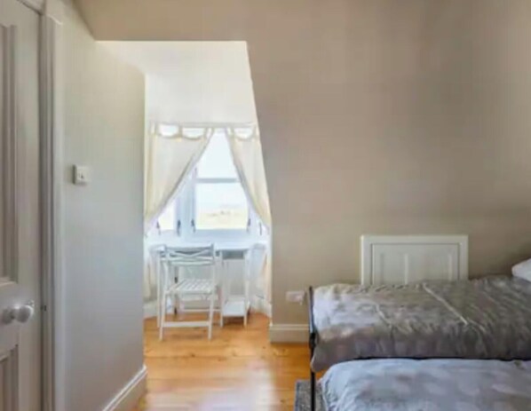 4 bedrooms, iron/ironing board, free WiFi, bed sheets - 4 Bed House - Sleeps 10 - Pets - Garden - Parking (Banff)