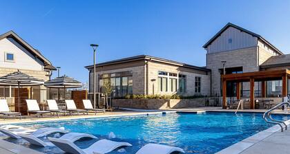 Stylish Workerfriendly 2BR Home + Gym Pool & Lndry