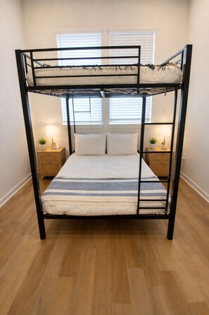 Apartment (2 Bedrooms) | Interior - Stylish Workerfriendly 2BR Home + Gym Pool & Lndry (Sherman)