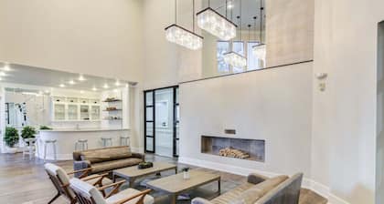 Elegant Std Retreat w/ King & Full BED + Pool&gym
