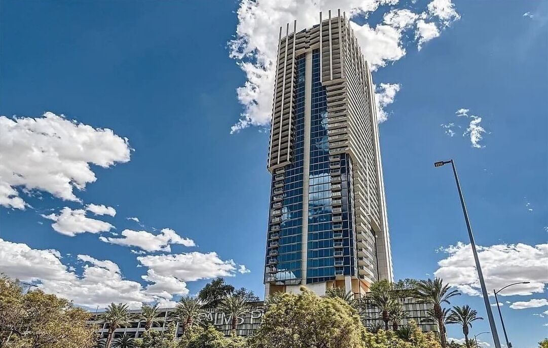 Un rascacielos alto, moderno, con fachada de vidrio y un diseño arquitectónico único.