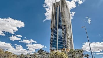 Un rascacielos alto, moderno, con fachada de vidrio y un diseño arquitectónico único.