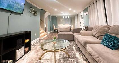511b Massive 4 Bedroom With Fenced Yard!