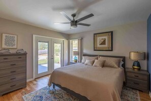Interior - 550 Massive 4 Bedroom Home Sleeps 19 (Candler)