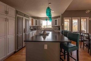 Interior - 550 Massive 4 Bedroom Home Sleeps 19 (Candler)