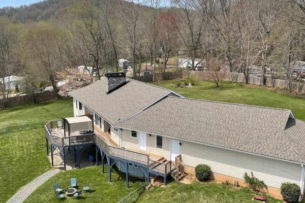550 Massive 4 Bedroom Home Sleeps 19 - Asheville, NC