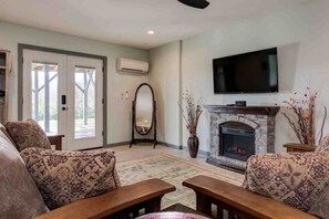 Interior - 550 Massive 4 Bedroom Home Sleeps 19 (Candler)