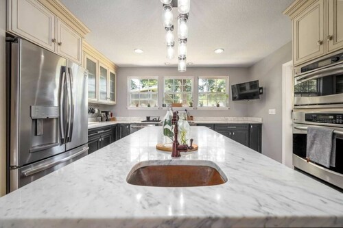 561b Massive 3 Bedroom With Large Backyard