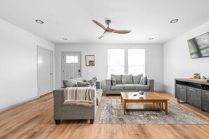 Interior - 590 Newly Remodeled 4 Bedroom - Downtown (Indianapolis)