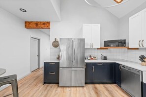Interior - 590 Newly Remodeled 4 Bedroom - Downtown (Indianapolis)