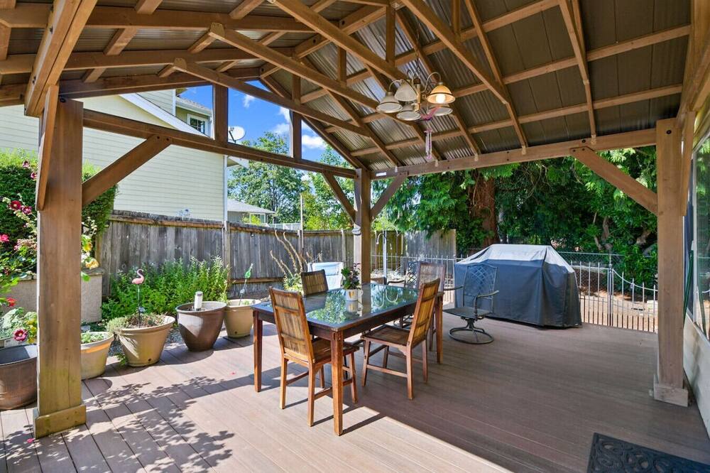 592 6 Bedrooms Walking Distance to Airport!