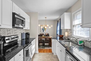 Interior - 564 Massive 5 Bedroom With hot tub Close to Plaza (Kansas City)