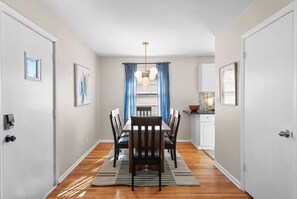 Interior - 564 Massive 5 Bedroom With hot tub Close to Plaza (Kansas City)