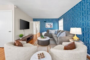Interior - 564 Massive 5 Bedroom With hot tub Close to Plaza (Kansas City)