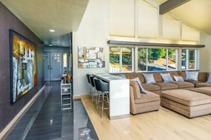 Interior - 562 Massive 8 Bedroom on the Lake! (Groveland)