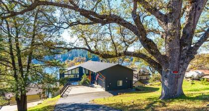 562 Massive 8 Bedroom on the Lake!