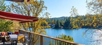 562 Massive 8 Bedroom on the Lake!